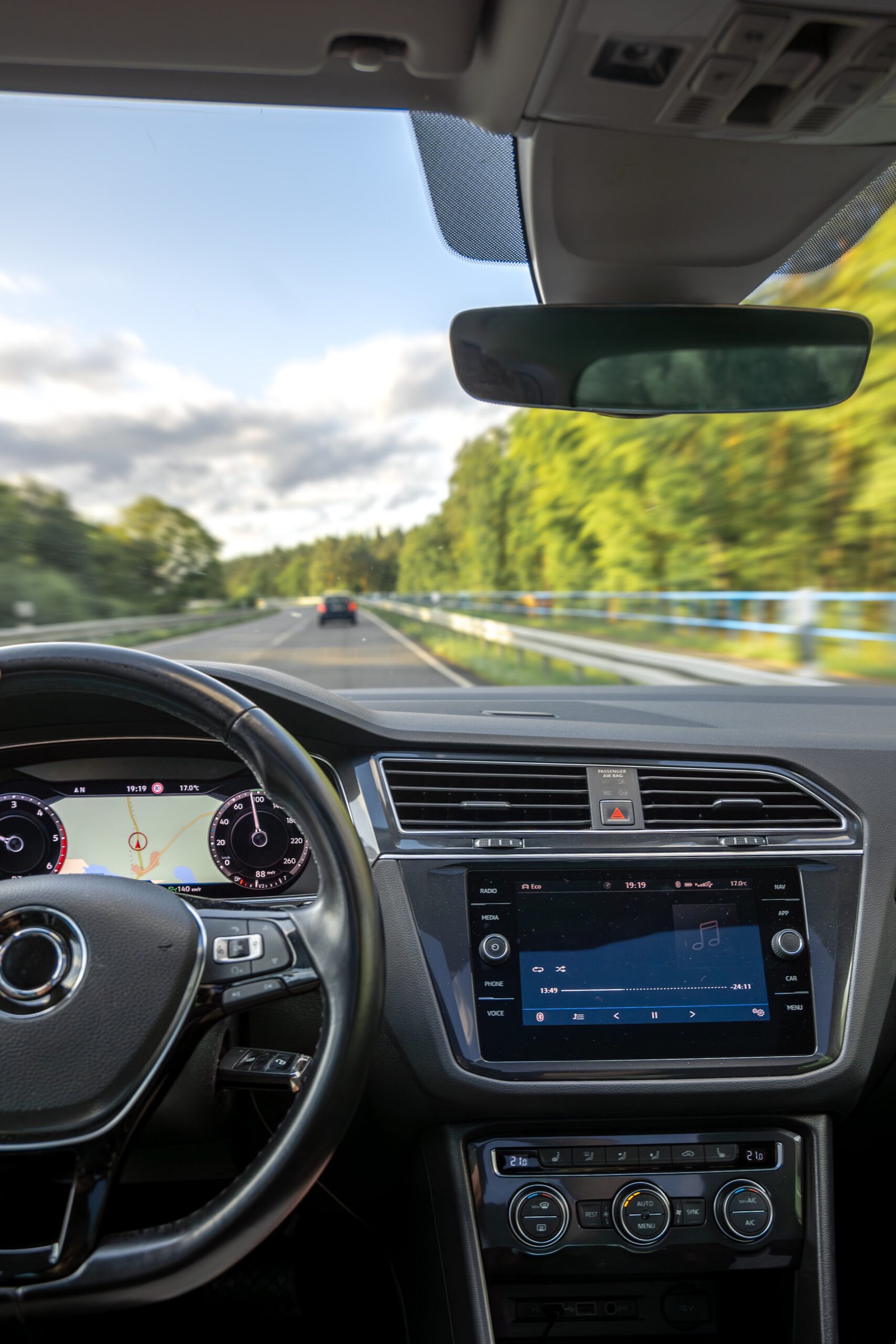 Interior driving perspective showing a GPS route and music playback on screen, while traveling through green scenic nature. SSUCv3H4sIAAAAAAAAA41Py46DMAz8F5+DFAh0RX6l6sEkLrVKSZU4W61Q/n0VSrXXvc3Ynoc3YA8WHOLU9Z1uhpOhpm2vuplc1zW9Gc0wmJHw6kGBRyGwrTHjMPbmazTtqdNaawUTJnZgN+BlyUkiCocVrFYQafUUd0ieJUTGBawuCpKg5EQJ7FYUOBSaQ+Sdf/zOW52DBVCQ8lRBUf+cXRTgTKv7qf6lFlkI97jzRcH9JRQfR3aQW61Y4TOy43U+OuUk4fHGa5Cq3RMkuDv7Q/x+48ZJQqxZkJ9LQE/+WOfpwSIfGumb6fV3XUr5BdofuyyEAQAA